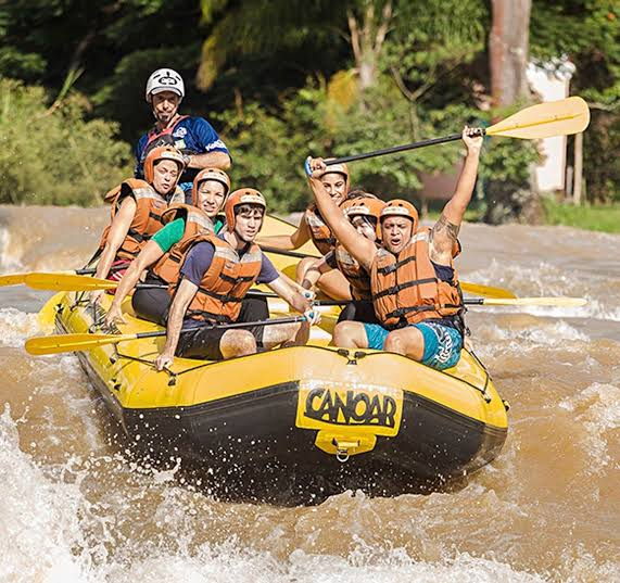 Grupo praticando rafting em Socorro SP