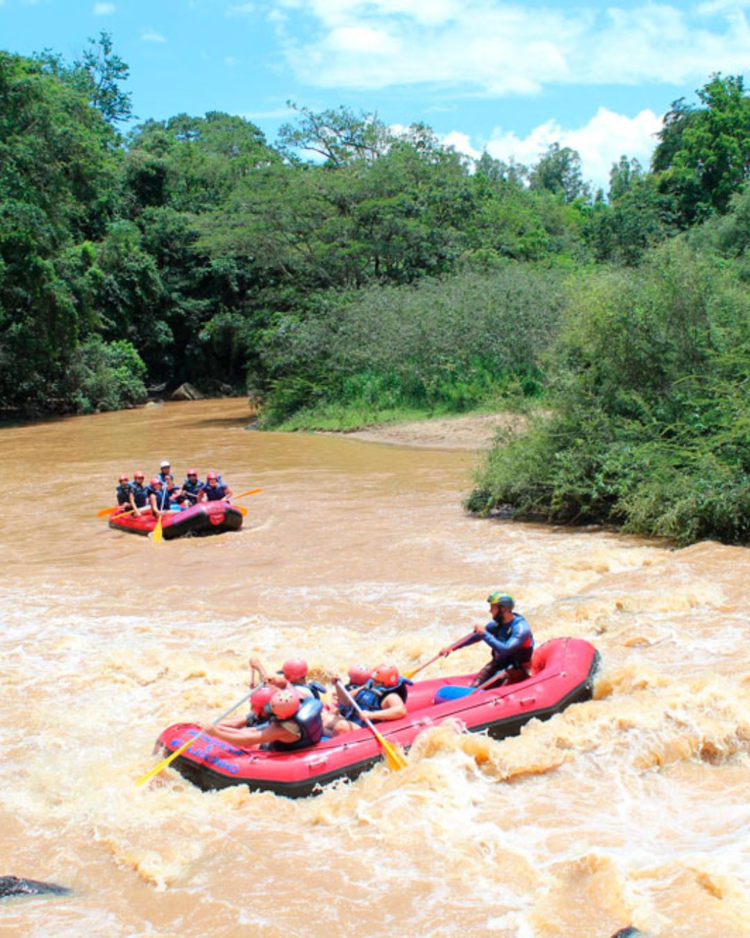 Grupo descendo o rio de rafting em Socorro SP