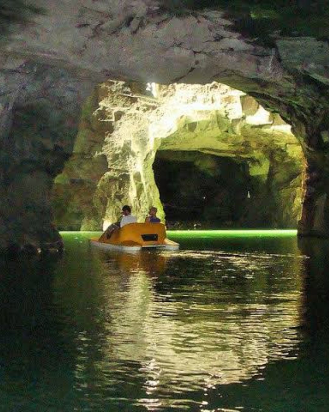 Barco dentro da gruta com lago subterrâneo em Socorro SP