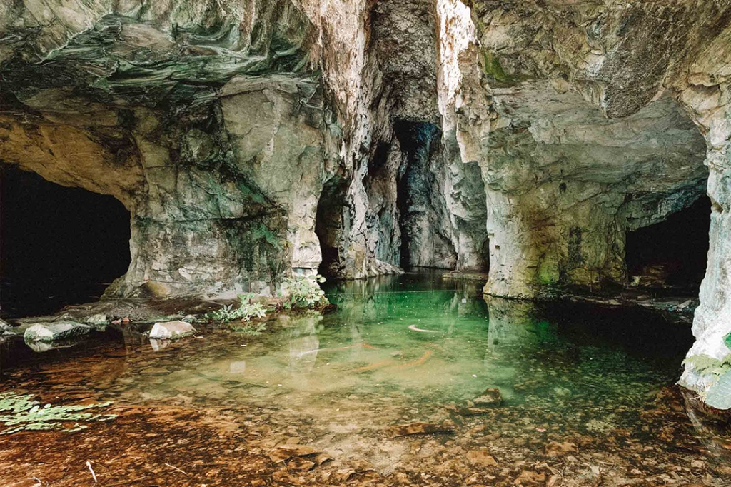 Gruta com lago de águas verdes em Socorro SP
