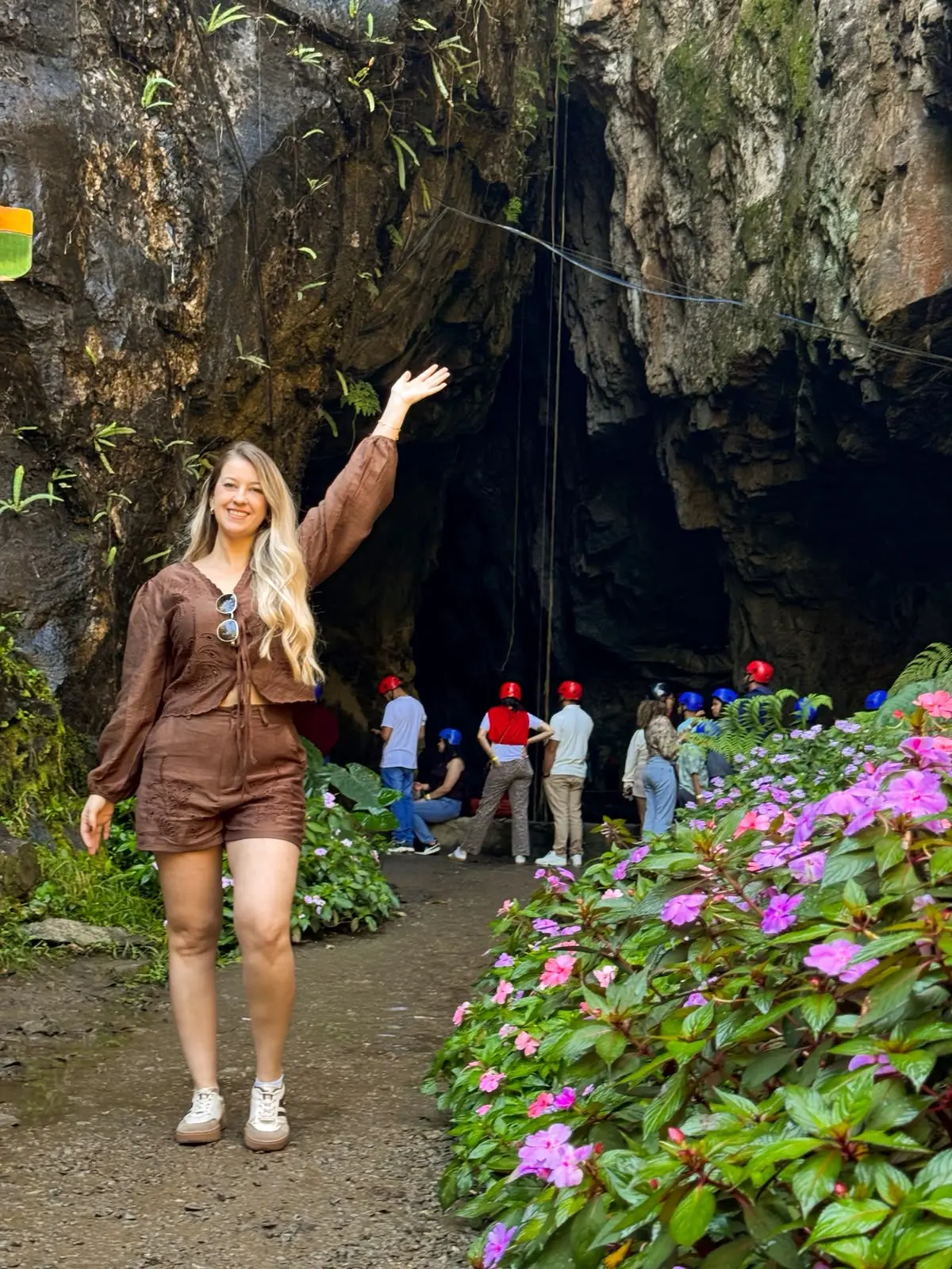 Deise Formagio visitando uma gruta em Socorro SP